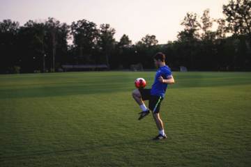 博主：马宁为何被FIFA放弃？若梅西对他说放尊重点，必然直红下场（配图示意）